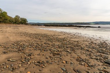 Kirkcudbright yakınlarında, Dumfries ve Galloway, İskoçya, İngiltere - 17 Ekim 2023: Nun Mill Bay ve Dee Nehri kıyısındaki Dhoon Sahili