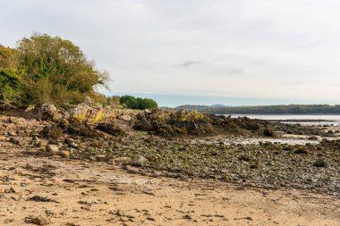 Kirkcudbright yakınlarında, Dumfries ve Galloway, İskoçya, İngiltere - 17 Ekim 2023: Nun Mill Bay ve Dee Nehri kıyısındaki Dhoon Sahili