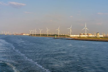 Rotterdam Limanı, Güney Hollanda, Hollanda - 11 Haziran 2023: Akşam ışığında Europort 'a giriş