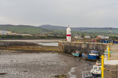 Port St Mary, Rushen, Man Adası - 18 Mayıs 2023: limandaki tekneler ve deniz feneri