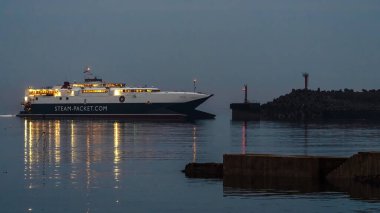 Douglas, Man Adası - 20 Mayıs 2023: akşam Douglas Limanı 'na gelen yüksek hızlı bir katamaran feribotu