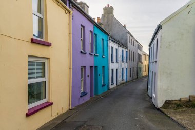 Peel, Glenfaba, Man Adası 22 Mayıs 2023, St. Castle 'ın dar kesimindeki evler.