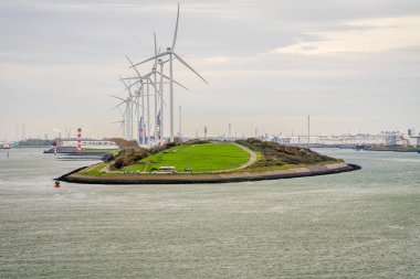 Europort, Rotterdam Limanı, Güney Hollanda, Hollanda - 15 Kasım 2022: Liman çıkışında bir deniz feneri ve rüzgar türbinleri