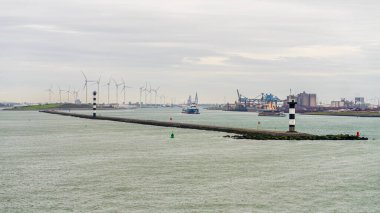 Europort, Rotterdam Limanı, Güney Hollanda, Hollanda - 15 Kasım 2022: Liman çıkışında deniz fenerleri ve rüzgar türbinleri
