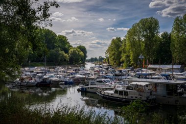 Mondorf, Rhine-Sieg, Kuzey Ren Vestfalya, Almanya - 02 Ağustos 2022: Marinadaki tekneler
