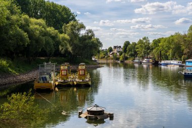 Mondorf, Rhine-Sieg, Kuzey Ren Vestfalya, Almanya - 02 Ağustos 2022: Marinadaki tekneler