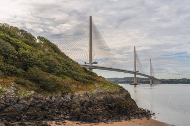 Queensferry Geçidi ve Forth Nehri, Kuzey Queensferry, Fife, İskoçya, İngiltere yakınlarında görüldü.