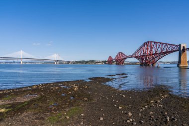 Güney Queensferry, Edinburgh, İskoçya, İngiltere - 12 Eylül 2023: Forth üzerinde köprüler, Queensferry Crossing ve solda Forth Road Bridge ve sağda Forth Bridge ile