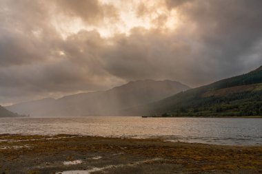 Arrochar, Argyll ve Bute, İskoçya, İngiltere 'den görülen Long Gölü üzerindeki yağmur bulutları.