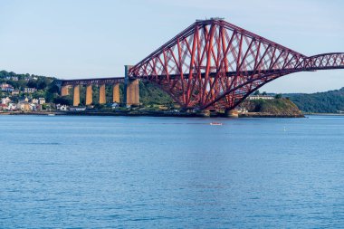 Güney Queensferry, Edinburgh Şehri, İskoçya, İngiltere - 12 Eylül 2023: Önünde bir kayıkla Forth Köprüsü manzarası