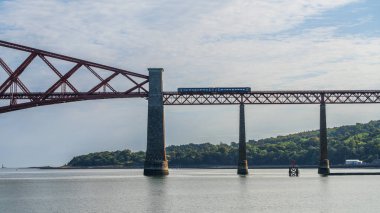 Güney Queensferry, Edinburgh, İskoçya, İngiltere - 12 Eylül 2023: Bir tren geçişi ile Forth Köprüsü görüntüsü