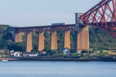 Güney Queensferry, Edinburgh, İskoçya, İngiltere - 12 Eylül 2023: Bir tren geçişi ile Forth Köprüsü görüntüsü