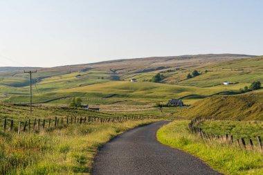 Harwood yakınlarında, Durham County, İngiltere - 15 Haziran 2023: Langdon Beck ve Harwood arasındaki Peak District kırsal yol