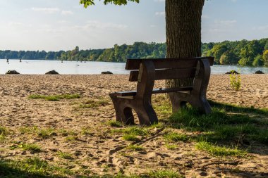 Berlin, Almanya 'da Mueggelsee manzaralı bir bank.