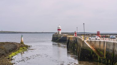 Castletown, Rushen, Man Adası - 18 Mayıs 2023: İskeledeki deniz fenerleri