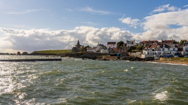 St. Monans, Fife, İskoçya, İngiltere - 14 Eylül 2023: Kuzey Denizi kıyısındaki evler