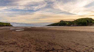 Ledner Kumları ve Mothecombe, Devon, İngiltere, İngiltere yakınlarındaki Erme Nehri 'ndeki alçak gelgit.