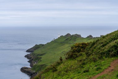 Arka planda deniz feneri olan Freshwater Körfezi, Başlangıç Noktası, Devon, İngiltere, İngiltere