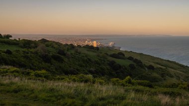 Beachy Head 'den Eastbourne' a akşam manzarası, Doğu Sussex, İngiltere, İngiltere