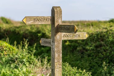 Tüm yollar Roma 'ya çıkıyor. Newhaven, Doğu Sussex, İngiltere yakınlarındaki bir patika.