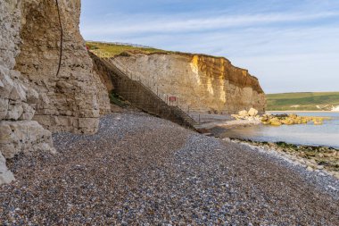 Cuckmere Haven 'daki Pebble Beach ve uçurumlar, Doğu Sussex, İngiltere, İngiltere