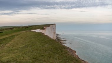 Eastbourne yakınlarındaki Beachy Head 'deki deniz feneri ve uçurumlar, Doğu Sussex, İngiltere, İngiltere
