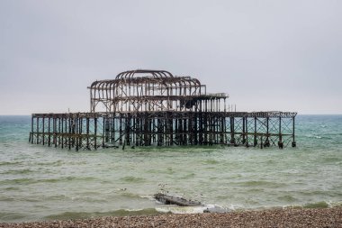 Brighton, Doğu Sussex, İngiltere 'deki yıkılan Batı İskelesi' nin kalıntıları.