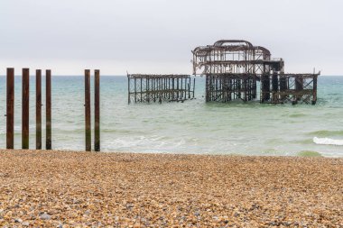 Brighton, Doğu Sussex, İngiltere 'deki yıkılan Batı İskelesi' nin kalıntıları.