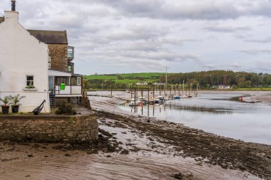 Kirkcudbright, Dumfries ve Galloway, İskoçya, İngiltere - 17 Ekim 2023: Dee Nehri kıyısındaki evler ve tekneler