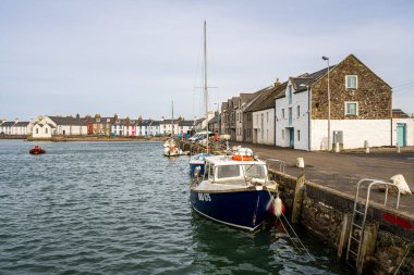 Whithorn Adası, Dumfries ve Galloway, İskoçya, İngiltere - 17 Ekim 2023: Liman, kilise ve sahildeki evler