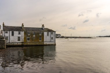 Whithorn Adası, Dumfries ve Galloway, İskoçya, İngiltere - 17 Ekim 2023: Liman ve sahildeki evler