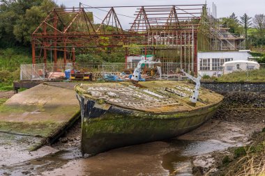 Drummore, Dumfries ve Galloway, İskoçya, İngiltere - 17 Ekim 2023: Drummore Körfezi kıyısında bir gemi enkazı