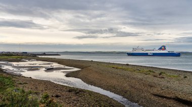 Cairnryan, Dumfries ve Galloway, İskoçya, İngiltere - 18 Ekim 2023: Larne 'dan kalkan bir feribot,
