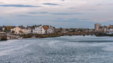 Ayr, Güney Ayrshire, İskoçya, İngiltere - 18 Ekim 2023: Ayr Nehri Estuary ve kasabanın bazı evleri