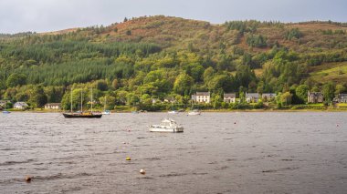 Garelochhead, Argyll ve Bute, İskoçya, İngiltere - 20 Eylül 2023: Bulutlu bir günde Gare Gölü 'ndeki gemiler