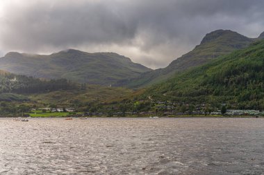 Lochgoilhead, Argyll ve Bute, İskoçya, İngiltere - 20 Eylül 2023: Drimsynie ile Loch Goil 'in diğer tarafında