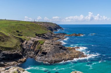 Kelt Deniz Kıyısı ve Botallack Madeni, Cornwall, İngiltere yakınlarındaki uçurumlar