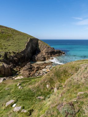 Nanjizal Beach, Cornwall, İngiltere 'deki Kelt Deniz Kıyısı ve uçurumlar