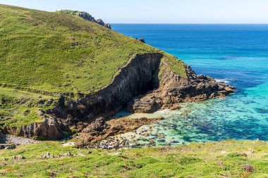 Nanjizal Beach, Cornwall, İngiltere 'deki Kelt Deniz Kıyısı ve uçurumlar