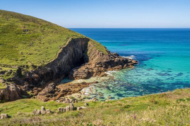 Nanjizal Beach, Cornwall, İngiltere 'deki Kelt Deniz Kıyısı ve uçurumlar