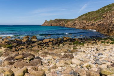 Nanjizal Beach, Cornwall, İngiltere 'deki Kelt Deniz Kıyısı ve uçurumlar