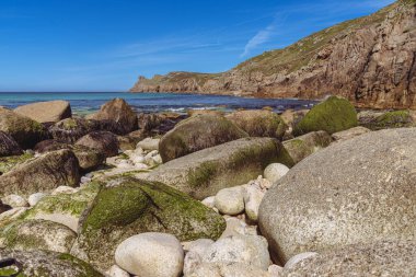 Nanjizal Beach, Cornwall, İngiltere 'deki Kelt Deniz Kıyısı ve uçurumlar