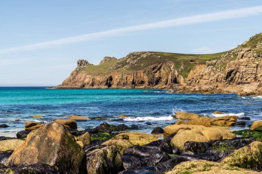 Nanjizal Beach, Cornwall, İngiltere 'deki Kelt Deniz Kıyısı ve uçurumlar