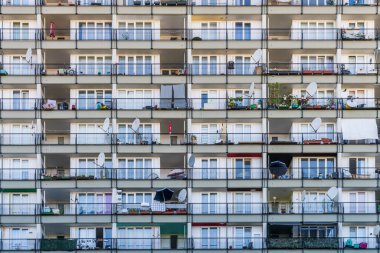 Berlin, Almanya - 09 Eylül 2021: Berlin-Schoeneberg 'de balkonları olan yüksek binaların cephesi