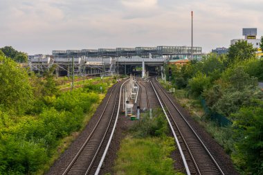 Berlin-Schoeneberg, Almanya - 06 Eylül 2021: Arka planda Suedkreuz istasyonu bulunan şehir demiryolu manzarası