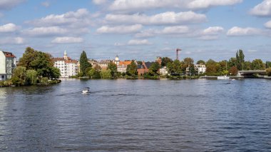 Berlin-Koepenick, Almanya - 14 Eylül 2021: Dahme Nehri 'ndeki Lange Bruecke' den ve nehir kenarındaki evlerden görüntü