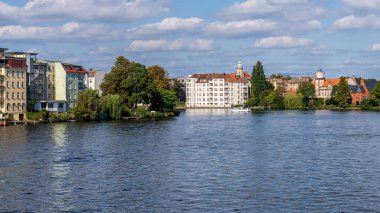 Berlin-Koepenick, Almanya - 14 Eylül 2021: Dahme Nehri 'ndeki Lange Bruecke' den ve nehir kenarındaki evlerden görüntü