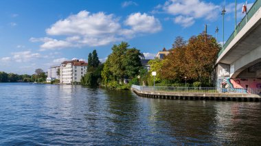 Berlin-Koepenick, Almanya - 14 Eylül 2021: Spree Nehri ve nehir kenarındaki evler