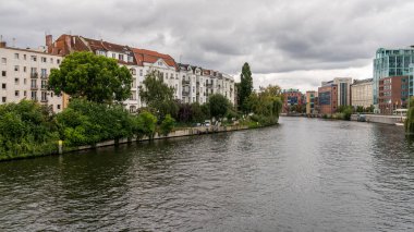 Berlin-Hansaviertel, Almanya - 16 Eylül 2021: Spree Nehri ve Spreebogen Nehri 'ndeki Moabiter Bruecke manzarası