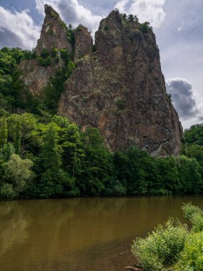 Bad Muenster am Stein, Rhineland-Palatine, Almanya - 29 Ağustos 2021: Nahe Nehri ve Rheingrafenstein